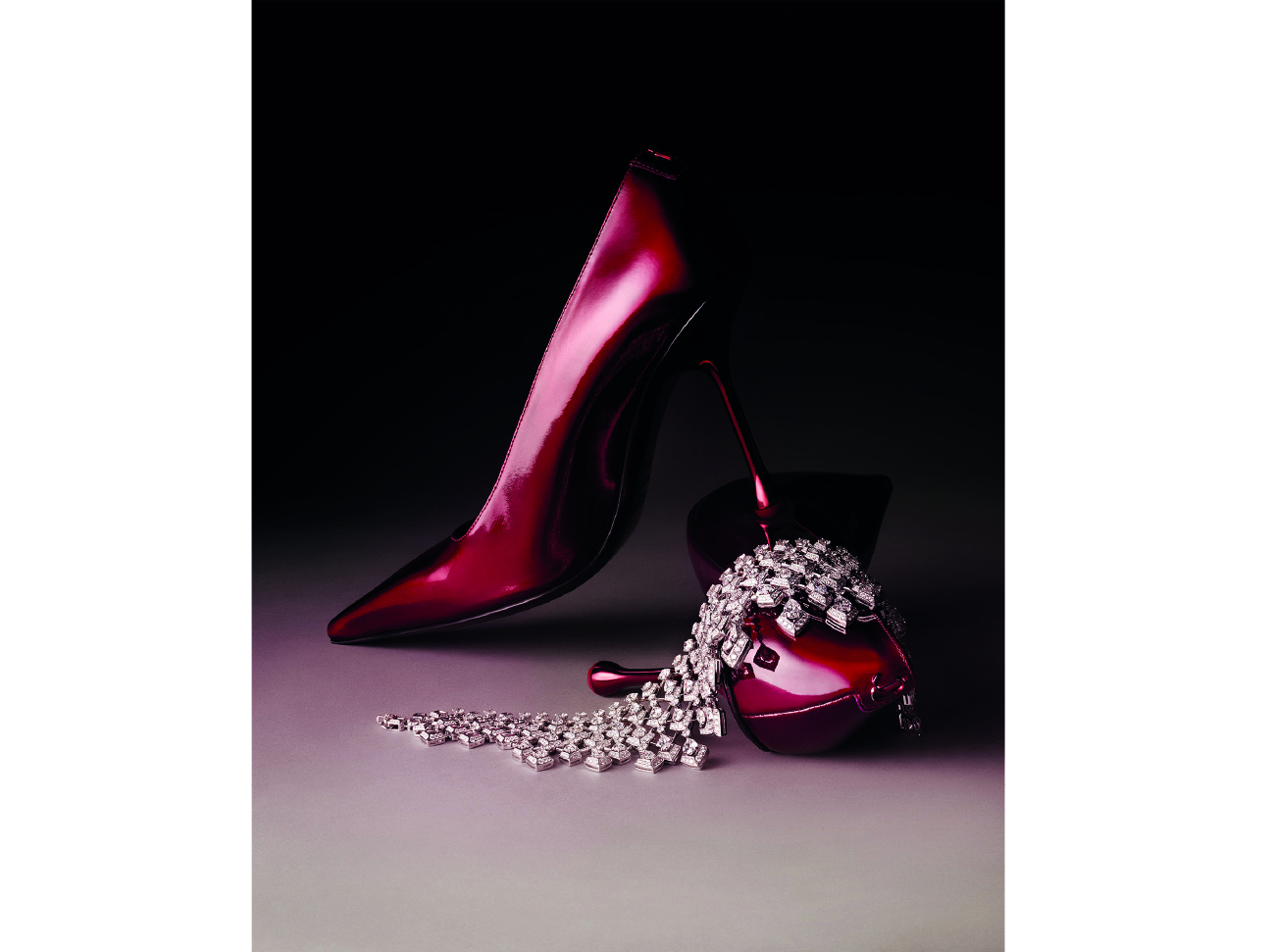 DAVID MORRIS : Haute Joaillerie Collier « collection Sempiterno » en or blanc serti de diamants blanc pour un total de 46.83 carats. Stiletto en cuir rouge rubis JIMMY CHOO. Styliste Joaillerie Carine Devisscher. 1NSTANT JOAILLERIE.