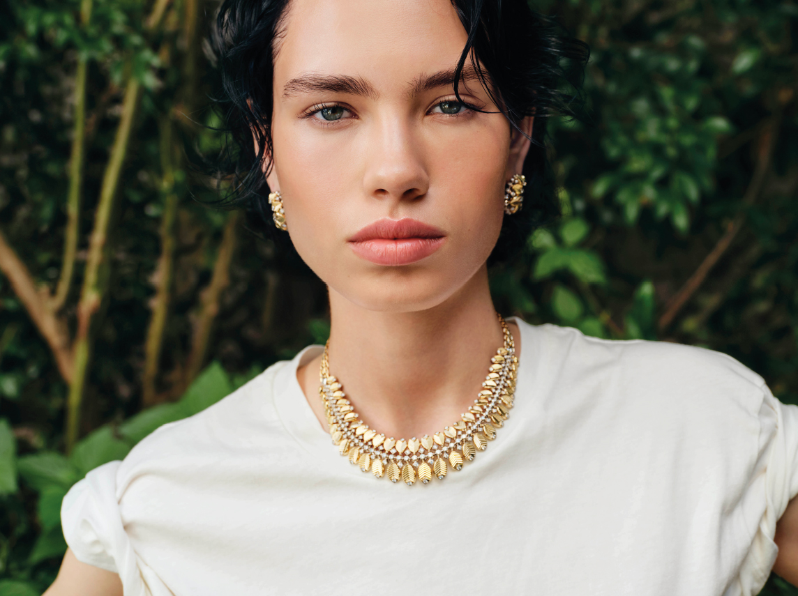 CARTIER : Collier Grain de Café, or jaune, or gris, serti de 156 diamants taille brillant pour 4.63 carats, Boucles d'oreilles Grain de Café, or jaune, or gris, serti de 70 diamants taille brillant pour 1.67 carats. Tee Shirt HOTEL VOLTAIRE.