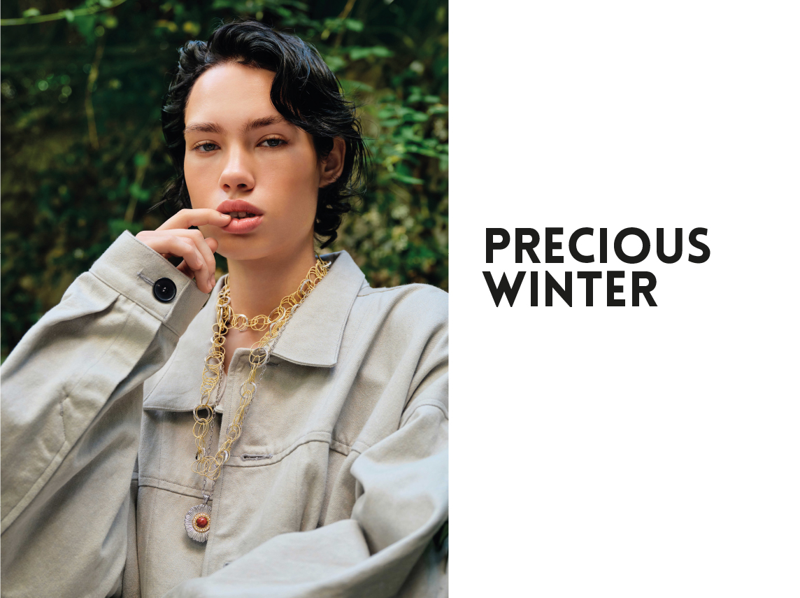 Veste NEWSPEAK STUDIO, sautoir Collier sautoir de BUCCELLATI collection Hawaii en or jaune et blanc gravés, serti de diamants blancs, collier pendentif BUCCELLATI collection Blossoms en argent et vermeil gravés, serti de jaspe rouge et de diamants bruns.
