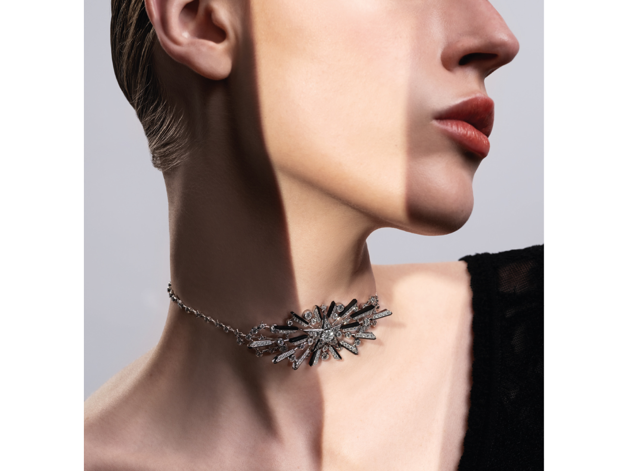 CHANEL HAUTE JOAILLERIE. Collier Dazzling Star, porté près du cou : uneétoile lumineuse en or blanc, diamants naturels et laque noire