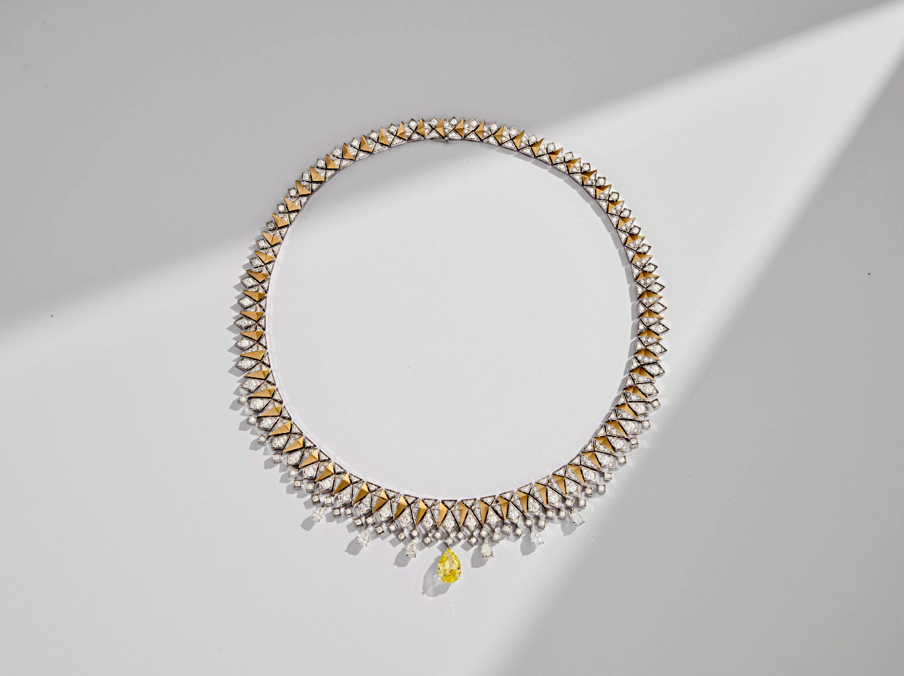 HAUTE JOAILLERIE SAHAG ARSLANIAN. Collier Sun Rays, diamants, dans des motifs losangés avec au centre, un diamant jaune intense de 8,88 carats, détachable et portable en broche.