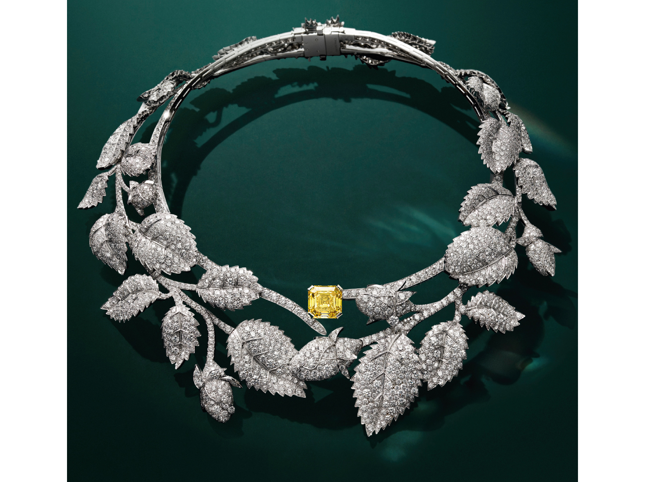 HAUTE JOAILLERIE CHAUMET. Collier ras-de-cou Wild Rose pavage minutieux de diamants et en son centre brille un diamant Fancy Vivid Yellow de 8,23 carats.