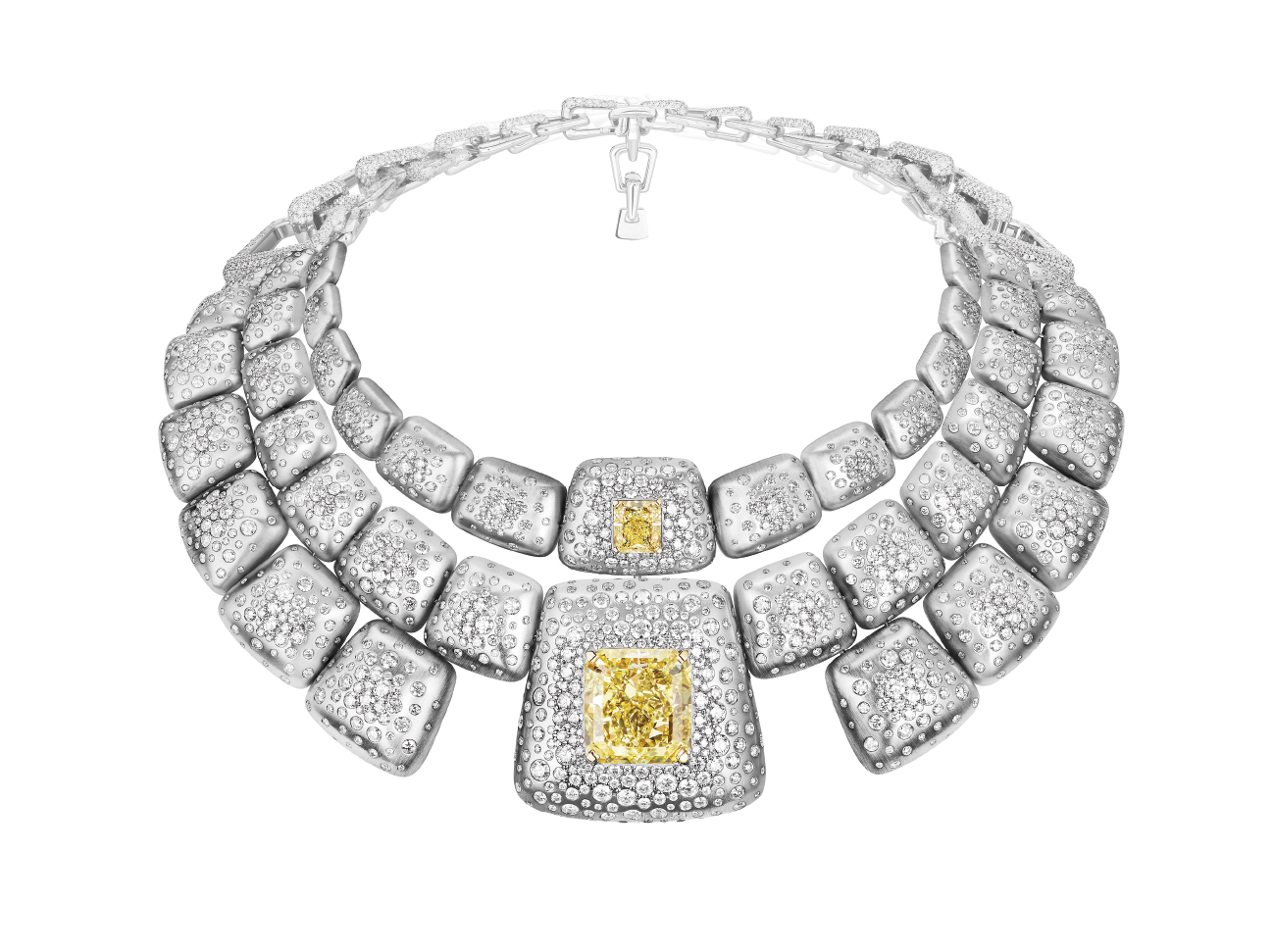 HAUTE JOAILLERIE MESSIKA. Collier Kalahari orné deux diamants jaunes exceptionnels, l’un 35 carats, Design modulaire permettant d’adopter quatre styles : plastron à trois rangs, à deux, ras-de-cou.