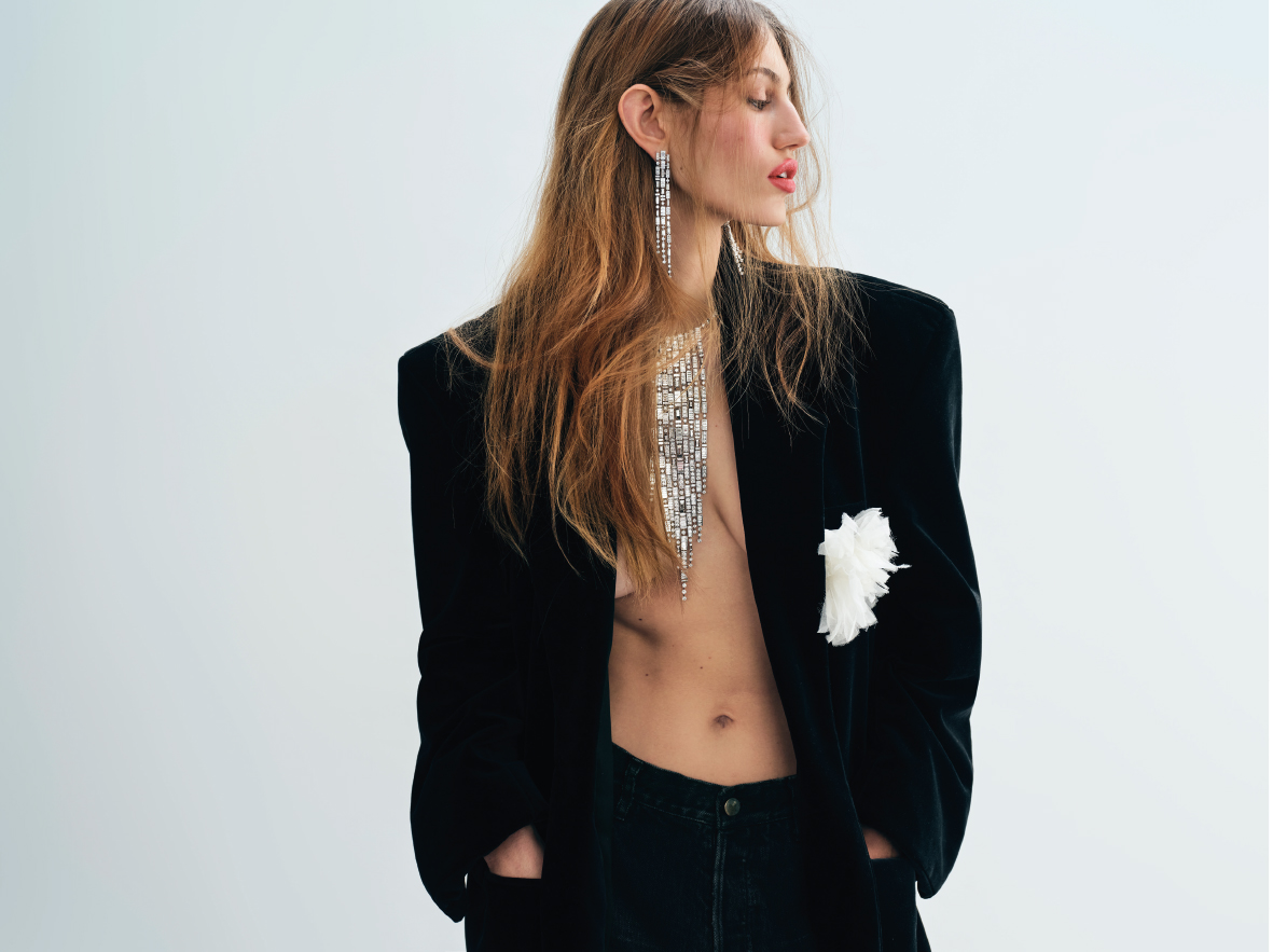 Collier et boucles d’oreilles Cascade Victoria, en or blanc et diamants, Messika ; veste velours Transe Paris et jeans Ssstein. 1nstant Haute Joaillerie.