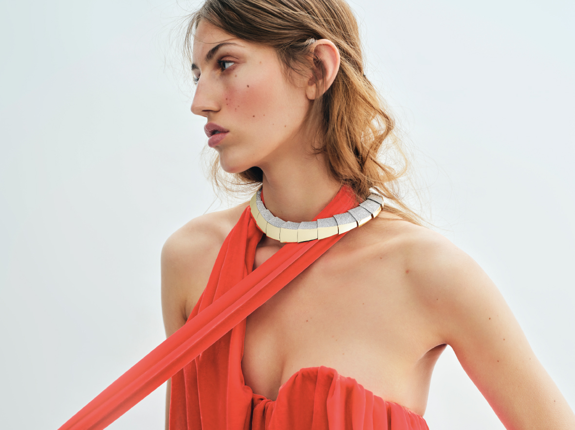 Collier en or rose et diamants blancs, collection Ardis Haute Joaillerie, Vhernier ; robe Transe Paris. 1nstant Haute Joaillerie