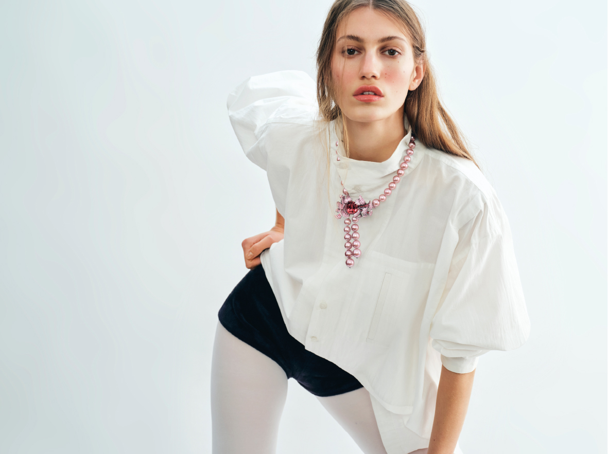 Collier transformable Arbre aux anémones en or blanc, serti d’un spinelle rose taille coussin de 44,24 carats, de spinelles rouges et saphirs roses ronds, de perles de culture rose parme et de diamants taille brillant ; chemise Newspeak. 1nstant Haute Joaillerie.