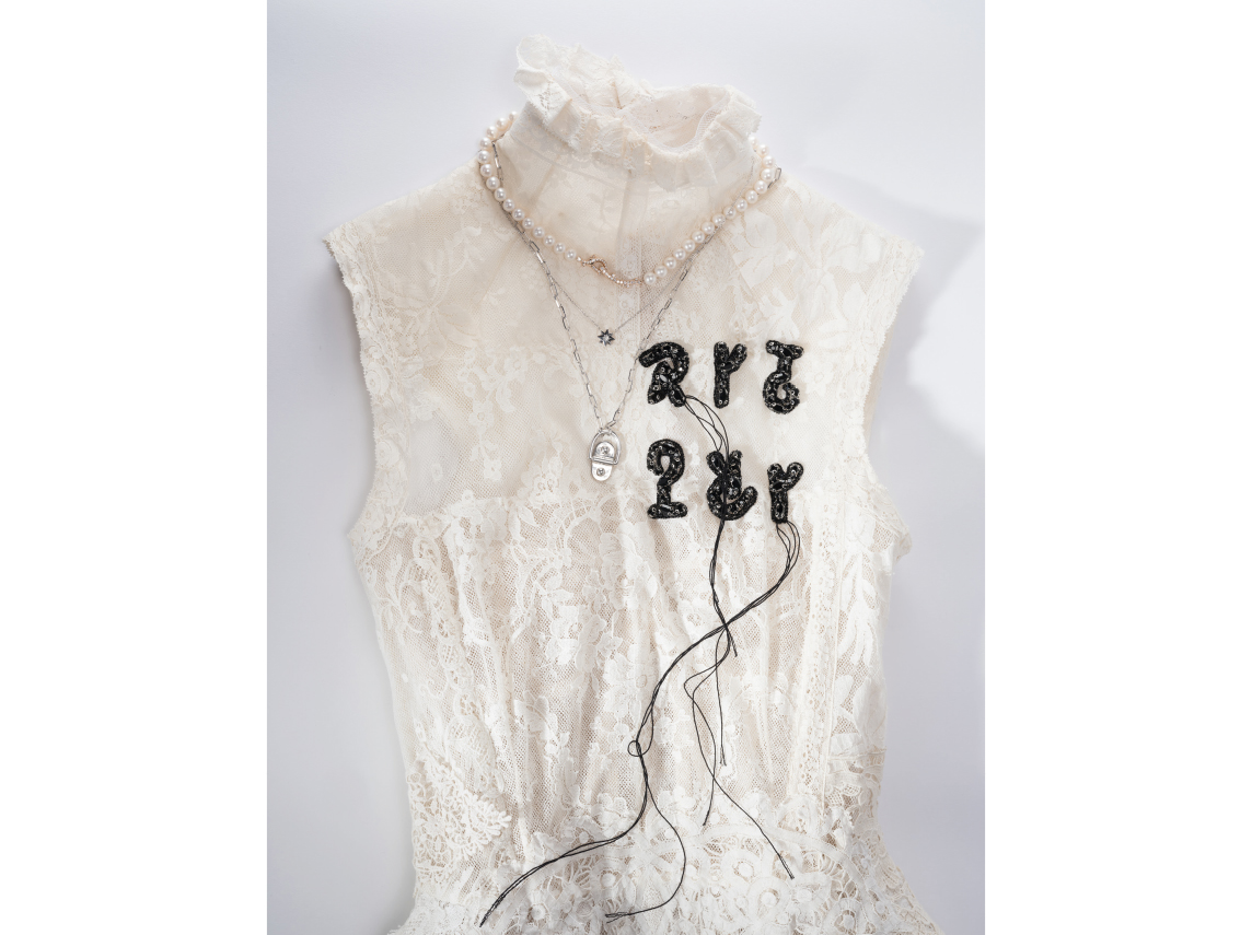 Robe Erdem, Dior Joaillerie : 2 colliers : Collier Etoile, collier Rose des vents. Statement Joaillerie : Collier Rivet.