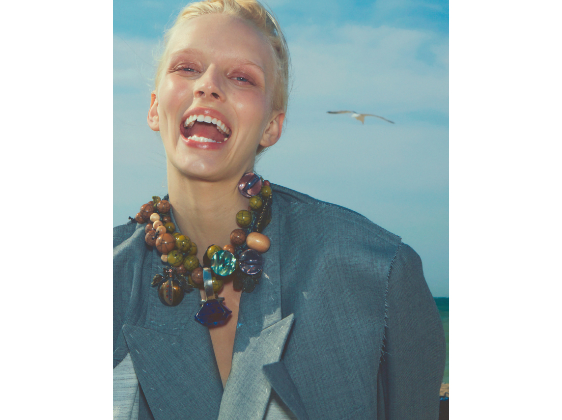 THERESA FALTINOVA porte un look MOOHONG, collier TETIER.