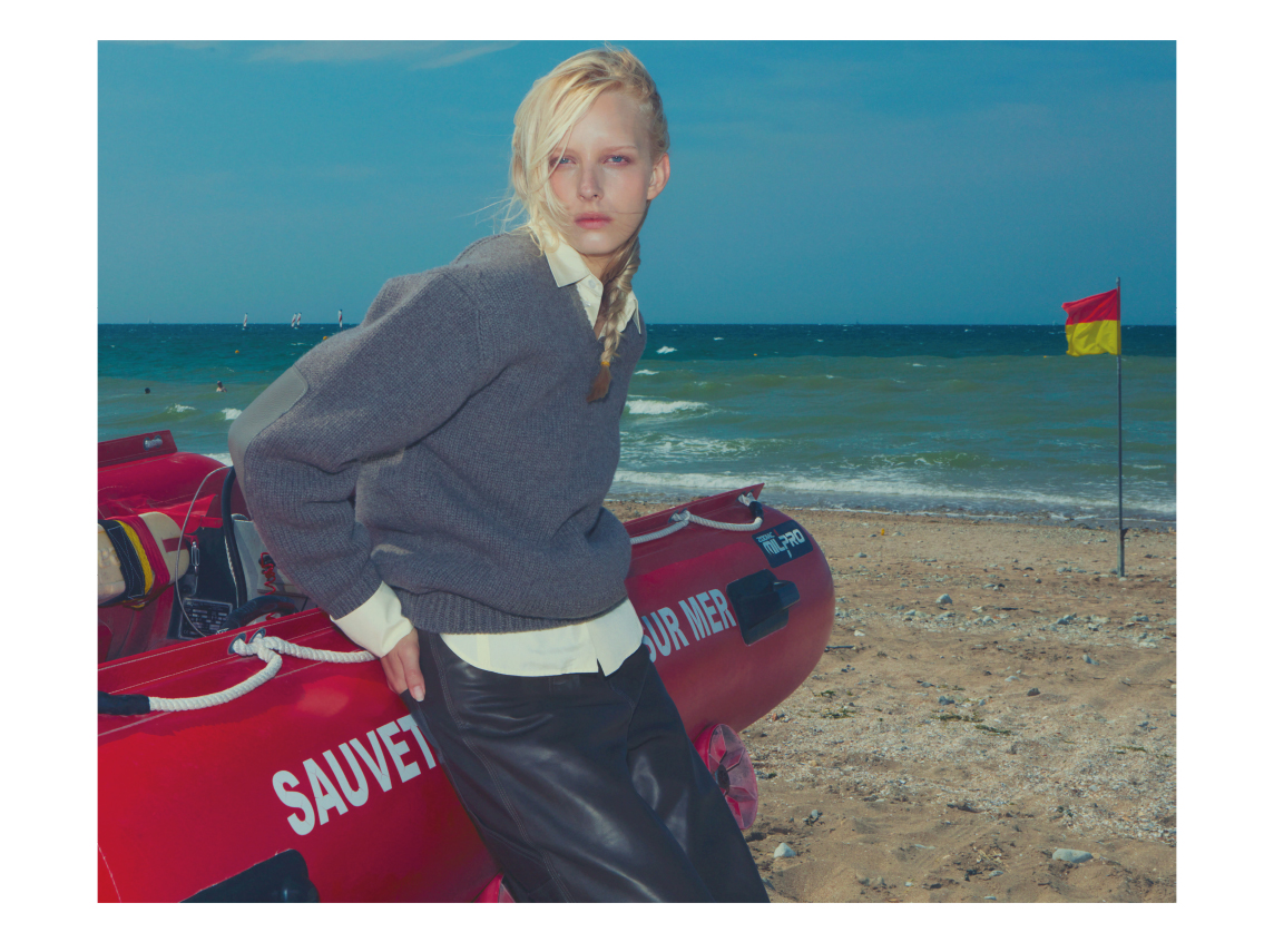 THERESA FALTINOVA porte un look TOD'S.