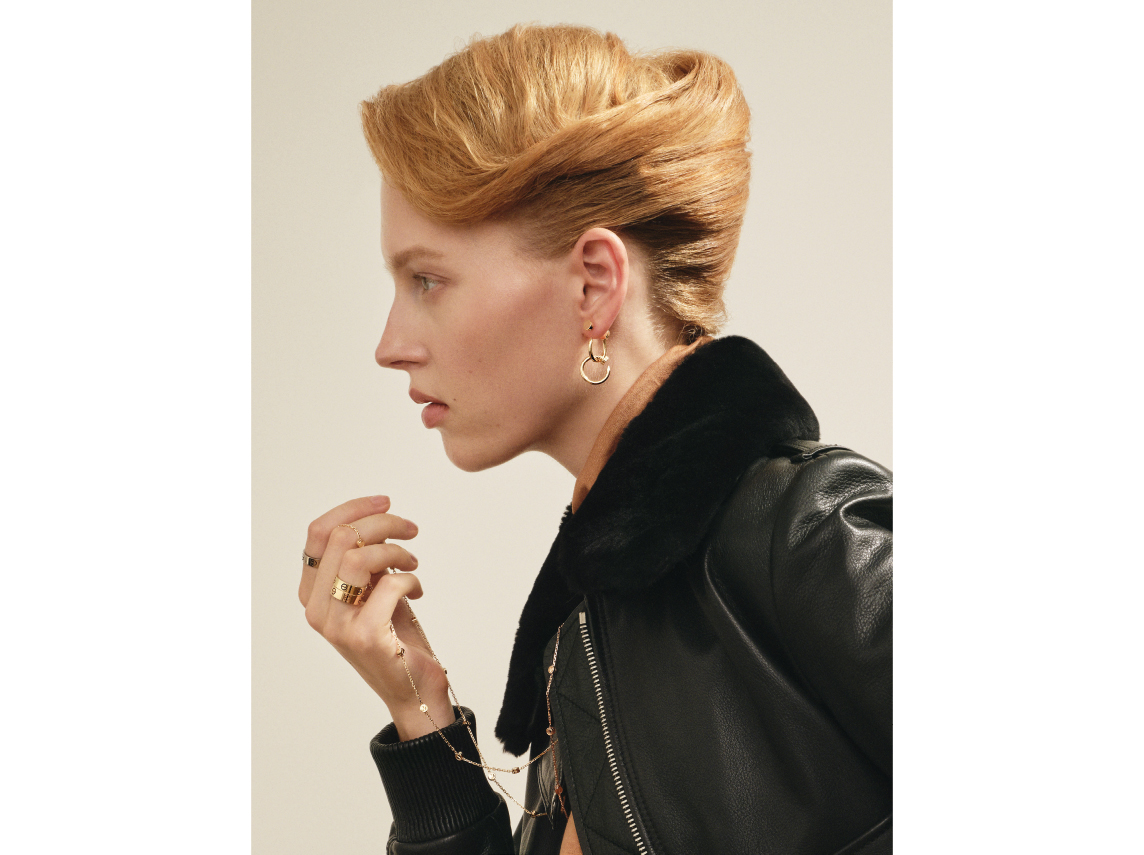Ilona porte : Cartier: Boucles d’oreilles Juste un Clou, double, or jaune. Bague LOVE, modèle classique, or rose. Bague LOVE, modèle classique, or jaune Bague LOVE, modèle classique, or gris Sautoir LOVE, multiporté, or jaune Sautoir LOVE, multiporté, or rose Blouson cuir : Barbara Bui Jupe : Veronique Leroy Gant : Fabre.