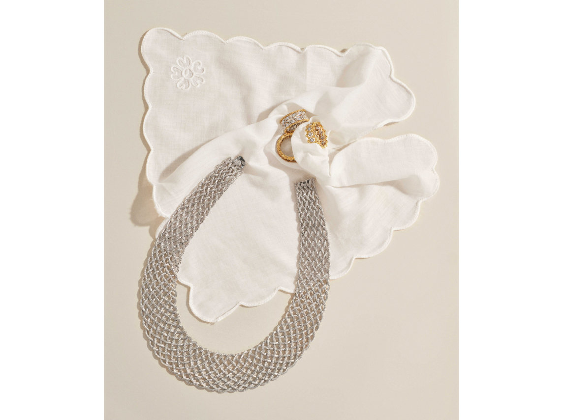 Buccellati Bague collection Ramage Eternelle en ors gravés jaune et blanc, sertie de diamants blancs, Bague collection Rombi Eternelle en ors gravés jaune et blanc, sertie de diamants, Bague collection Ramage Eternelle en ors gravés jaune et blanc, sertie de diamants,Collier collection Crêpe de Chine en or blanc tressé et gravé.