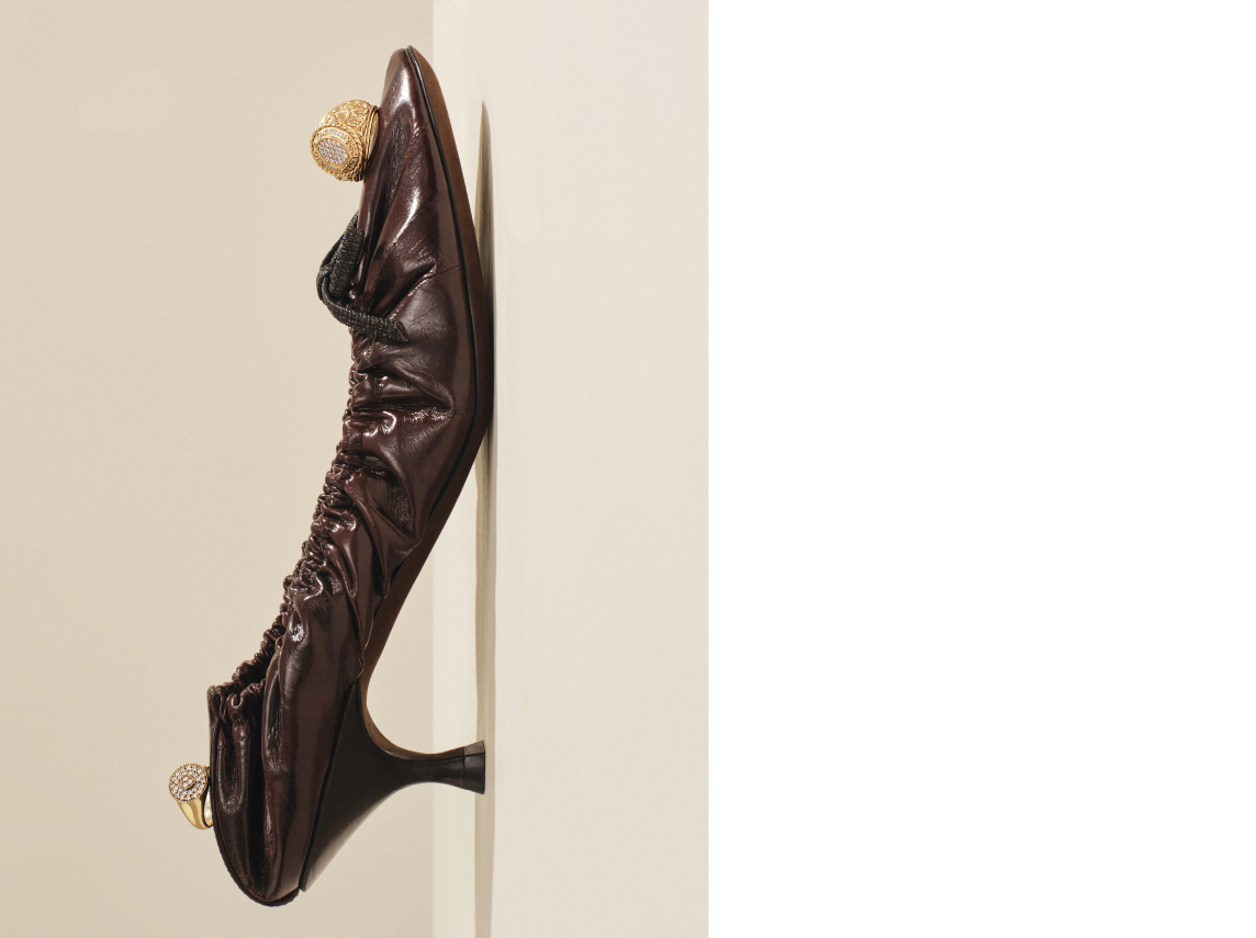 Chaussure :Herbert Levine. Bagues en or et diamants De Jaegher.