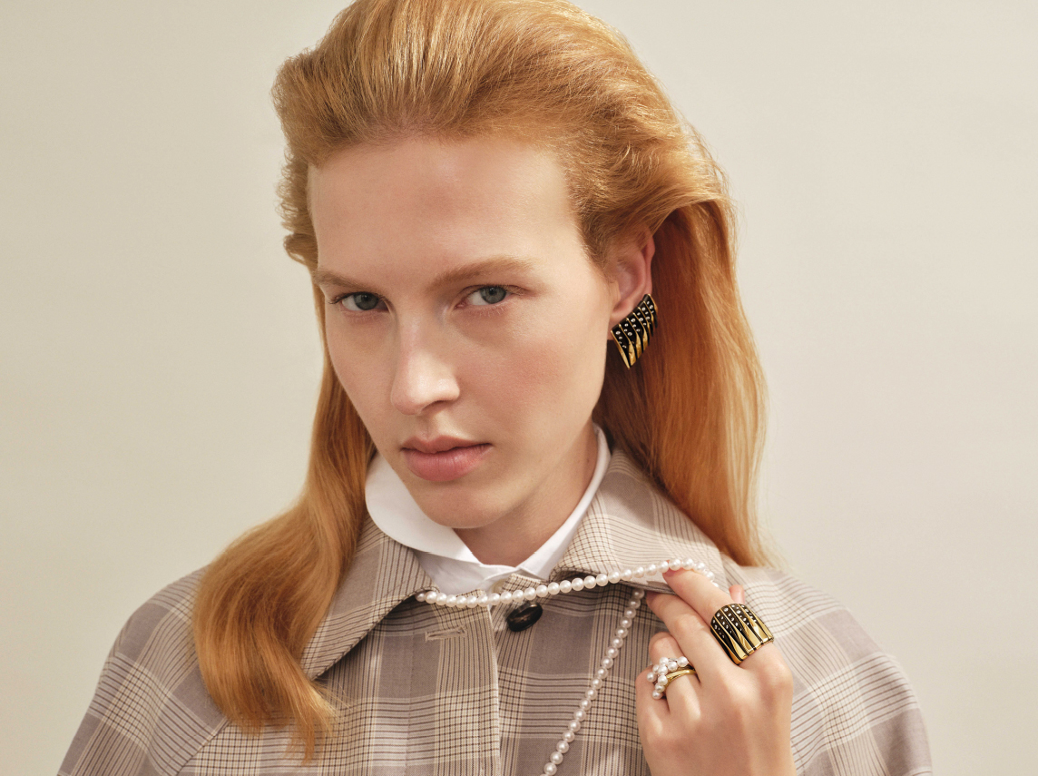Vhernier: Boucle d'oreilles et bague collection coucher du soleil en or rose, bronze et diamants bruns. TASAKI : Collier balance class, en or jaune, perles Akoya et diamants. Bague balance light, en or blanc et perles Akoya. Bague balance light, en Or SAKURAGOLDTM et perles Akoya. Bague balance light, en or jaune et perles Akoya. Trench Icicle et chemise Sebline.