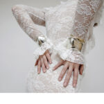 OLGA porte une robe@SSENSE.COM TIFFANY & CO Manchette « Bone » medium @ Elsa Peretti en argent 925 millièmes. Bracelet « Knot » jonc double rang à charnière en or jaune 18 carats. 1NSTANT BIJOUX
