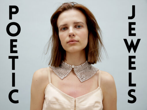 Magda porte le Bijoux CHANEL : Col en métal et strass de cristal. Top Sehnsucht Atelier 1nstant bijoux