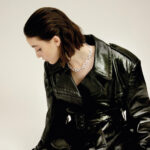 Maxi trench en cuir de SPORTMAX, collier So Move XL pavé en or blanc et diamants : MESSIKA.