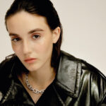 Maxi trench en cuir de SPORTMAX, collier So Move XL pavé en or blanc et diamants : MESSIKA.