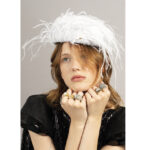Le chapeau plumes de La MAISON MICHEL. Les bijoux c'est AMBUSH er FRED DU VERGE.
