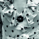 VAN CLEEF & ARPEL: Clip Rose de Noël moyen modèle Or jaune 750/1000, Diamant, Onyx. Robe VALENTINO. 1NSTANT JOAILLERIE.