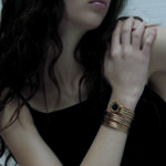 Katrine porte BVLGARI : Montre Bvlgari Bvlgari, boîtier 21 mm en or, bracelet en or blanc, en or jaune et en or rose avec 2 tours de poignet, taille 135 mm équipée d’un mouvement à quartz, cadran noir. Étanche jusqu’à 50m. Bvlgari. Prix sur demande. Robe CFCL.