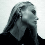 Katrine de l'agence SUPREME porte LUCAS BAUER Boucle d'oreille individuelle, d’oreille Xylem mobile, argent 925 et vermeil 24 carats. Robe SEHNSUCHT ATELIER. 1NSTANT JOAILLERIE.