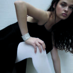 Silvia porte DIOR JOAILLERIE Bracelet manchette My Dior, or blanc et diamants, earcuffs My Dior, ors rose et blanc, et diamants Dior Joaillerie. Robe CFCL et collant Calzedonia.