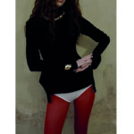Silvia porte un Collier TIFFANY HardWear, à maillons dégradés, or jaune, manchette Bone Small, or jaune, ELSA PERETTI/TIFFANY & CO..Top manches longues, SAGIO, Culotte PETIT BATEAU. et collant CALZEDONIA.