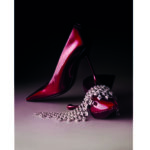 DAVID MORRIS : Haute Joaillerie Collier « collection Sempiterno » en or blanc serti de diamants blanc pour un total de 46.83 carats. Stiletto en cuir rouge rubis JIMMY CHOO. Styliste Joaillerie Carine Devisscher. 1NSTANT JOAILLERIE.
