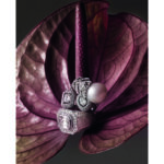BOUCHERON :Bague « Plume de Paon », pavée de diamants ronds, sertie de diamants taille rose et d’une perle, sur or blanc. MESSIKA Paris :Collection Haute Joaillerie Midnight Sun Opus IIBague « Precious Flow »  en or blanc sertie de diamants pour 4.70 carats. Bague « Lunar Diva » en or blanc sertie de diamants pour 5.37 carats.
