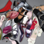 De droite à gauche : Versace, Valentino, 13 09 SR, Louboutin, Lanvin, Roger Vivier, Gucci, Undercover. 1NSTANT ACCESSOIRES.