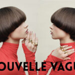 VICKI PORTE UNE ROBE « PAULA » ROUGE : PROENZA SCHOULER : DEUX BAGUES OR SARAH MADELEINE BRU.BAGUE MAZARIN EBORIS DIAMANT DE SYNTHESE TAILLE POIRE 0,5 CARATS ET OR JAUNE RECYCLE.