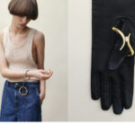 VICKI PORTE UN DÉBARDEUR MAILLE : NEWSPEAET UN DENIM : FILIPPA K. BRACELET « CALLA MIDI » EN OR ROSE : VHERNIER 2x BRACELET «IDOLE DE CHRISTOFLE» JONC FIN EN ARGENT MASSIF : CHRISTOFLE. A DROITE, GANT MI-LONG NOIR EN CUIR : CAUSSE ET BRACELET EBORIS EN OR RECYCLÉ ET DIAMANT DE SYNTHÈSE : MAZARIN 1NSTANT JOAILLERIE.