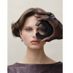 VICKI PORTE UNE ROBE CUIR : PROENZA SCHOULER BOUCLES D’OREILLES BLEUES EN MÉTAL : AMBUSH.BAGUES BLEUES EN MÉTAL ET LAITON: AMBUSH BRACELET EN CUIVRE ET LAQUE NOIR : RABIH KAYROUZ de WHITEbIRD. 1NSTANT JOAILLERIE.