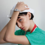 CARMEN PORTE UNE MONTRE AUDEMARD PIGUET ROYAL OAK MINI FROSTED GOLD QUARTZ, EN OR BLANC 18K 23 MM, CADRAN DORÉ GRIS MOTIF PETITE TAPISSERIE. TEE-SHIRT AMERICAN VINTAGE. CHAPEAU MARNI.