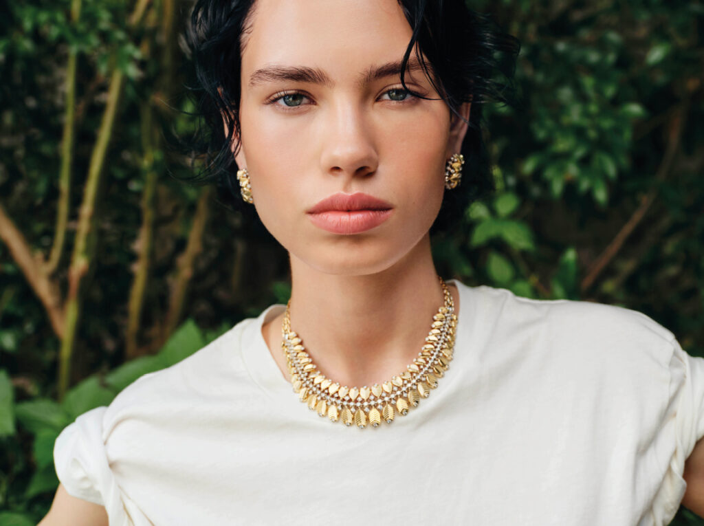 CARTIER : Collier Grain de Café, or jaune, or gris, serti de 156 diamants taille brillant pour 4.63 carats, Boucles d'oreilles Grain de Café, or jaune, or gris, serti de 70 diamants taille brillant pour 1.67 carats. Tee Shirt HOTEL VOLTAIRE.