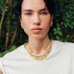 CARTIER : Collier Grain de Café, or jaune, or gris, serti de 156 diamants taille brillant pour 4.63 carats, Boucles d'oreilles Grain de Café, or jaune, or gris, serti de 70 diamants taille brillant pour 1.67 carats. Tee Shirt HOTEL VOLTAIRE.