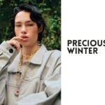 Veste NEWSPEAK STUDIO, sautoir Collier sautoir de BUCCELLATI collection Hawaii en or jaune et blanc gravés, serti de diamants blancs, collier pendentif BUCCELLATI collection Blossoms en argent et vermeil gravés, serti de jaspe rouge et de diamants bruns.