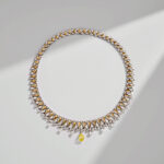 HAUTE JOAILLERIE SAHAG ARSLANIAN. Collier Sun Rays, diamants, dans des motifs losangés avec au centre, un diamant jaune intense de 8,88 carats, détachable et portable en broche.