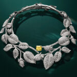 HAUTE JOAILLERIE CHAUMET. Collier ras-de-cou Wild Rose pavage minutieux de diamants et en son centre brille un diamant Fancy Vivid Yellow de 8,23 carats.
