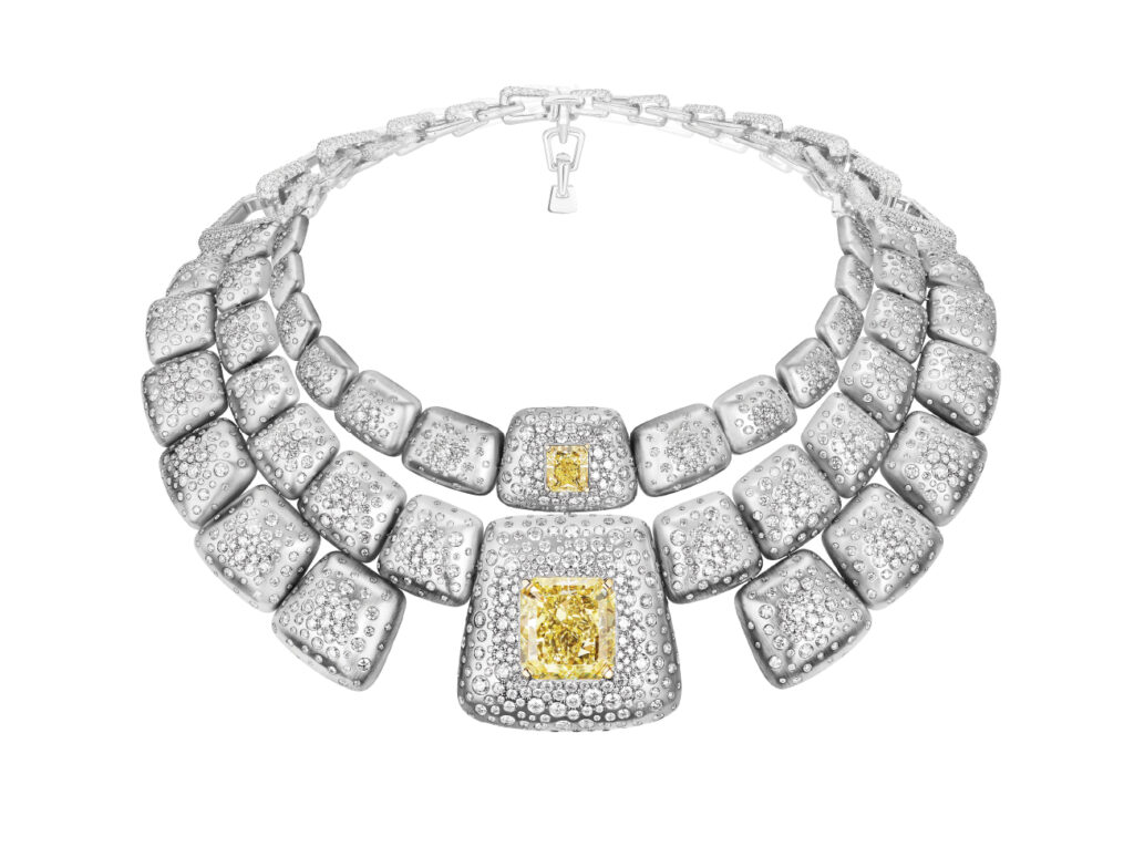 HAUTE JOAILLERIE MESSIKA. Collier Kalahari orné deux diamants jaunes exceptionnels, l’un 35 carats, Design modulaire permettant d’adopter quatre styles : plastron à trois rangs, à deux, ras-de-cou.