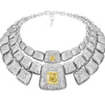 HAUTE JOAILLERIE MESSIKA. Collier Kalahari orné deux diamants jaunes exceptionnels, l’un 35 carats, Design modulaire permettant d’adopter quatre styles : plastron à trois rangs, à deux, ras-de-cou.