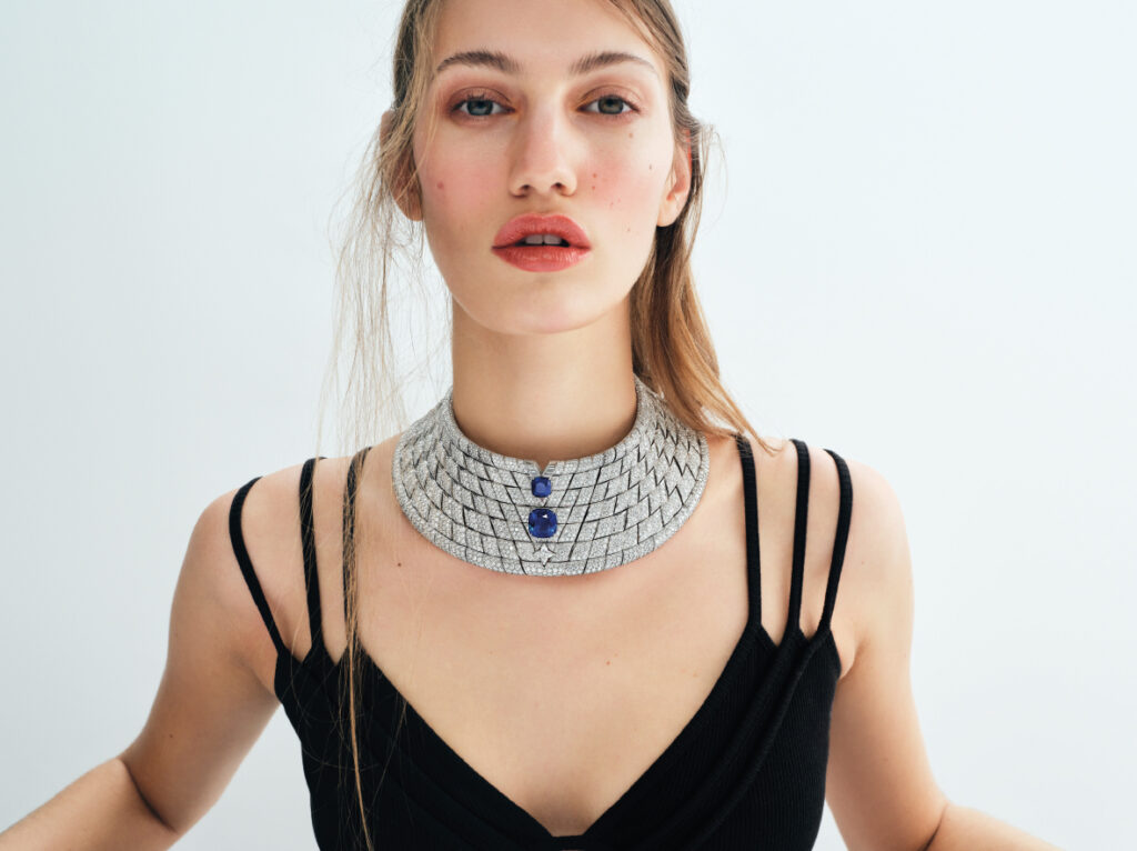 Collier Perception, en or blanc, diamants et saphirs, collection Awakened Hands, Awakened Minds, Louis Vuitton Haute Joaillerie ; brassière Viktor & Rolf 1nstant Haute Joaillerie