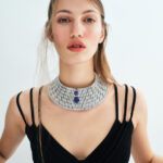 Collier Perception, en or blanc, diamants et saphirs, collection Awakened Hands, Awakened Minds, Louis Vuitton Haute Joaillerie ; brassière Viktor & Rolf 1nstant Haute Joaillerie