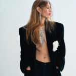 Collier et boucles d’oreilles Cascade Victoria, en or blanc et diamants, Messika ; veste velours Transe Paris et jeans Ssstein. 1nstant Haute Joaillerie.