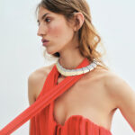 Collier en or rose et diamants blancs, collection Ardis Haute Joaillerie, Vhernier ; robe Transe Paris. 1nstant Haute Joaillerie