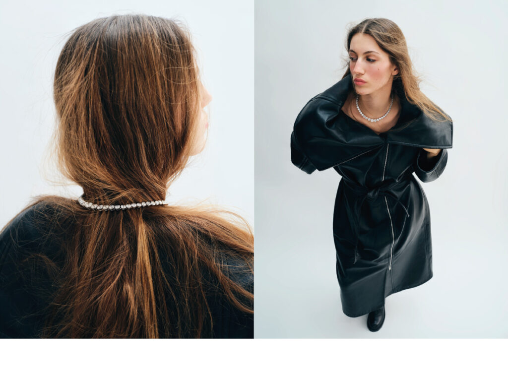 Collier en or blanc et diamants, Graff ; Manteau SportMax. 1nstant Haute Joaillerie.