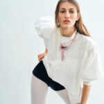 Collier transformable Arbre aux anémones en or blanc, serti d’un spinelle rose taille coussin de 44,24 carats, de spinelles rouges et saphirs roses ronds, de perles de culture rose parme et de diamants taille brillant ; chemise Newspeak. 1nstant Haute Joaillerie.