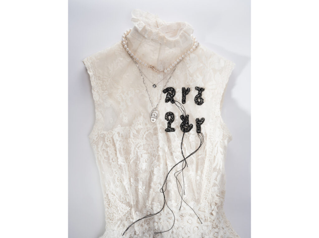 Robe Erdem, Dior Joaillerie : 2 colliers : Collier Etoile, collier Rose des vents. Statement Joaillerie : Collier Rivet. Dior Joaillerie : 2 colliers : Collier Etoile, collier Rose des vents. Statement Joaillerie : Collier Rivet., Dior Joaillerie : 2 colliers : Collier Etoile, collier Rose des vents. Statement Joaillerie : Collier Rivet.