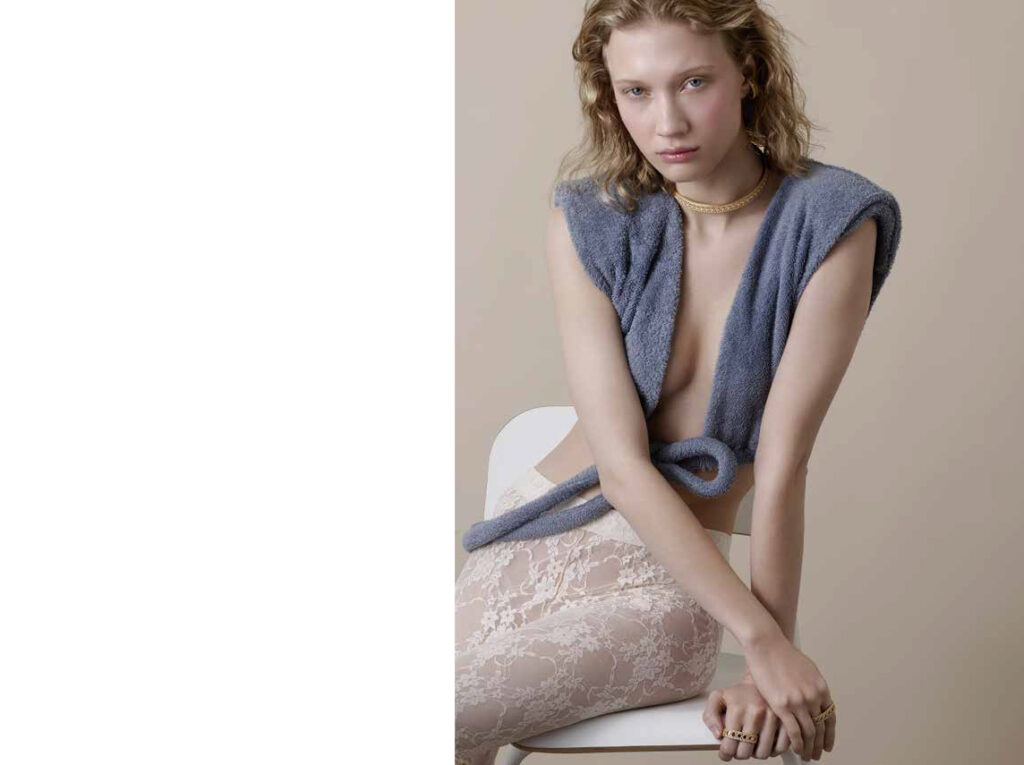 TOP VÉRONIQUE LEROY, COLLIER MY DIOR EN OR JAUNE ET DIAMANTS : DIOR BOUCLED'OREILLES   MY DIOR EN OR JAUNE ET OR BLANC : DIOR COLLANT :CALZEDONIA