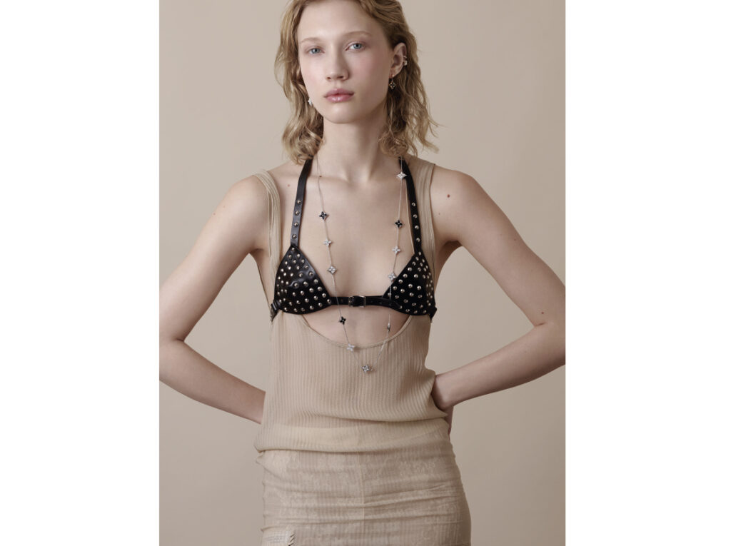 TOP ROMEO STEDMAN, SOUTIEN GORGE EN CUIR CLOUTÉ ZANA BAYNE. SAUTOIR COLOR BLOSSOM EN OR BLANC, ONYX ET DIAMANTS, BOUCLES D'OREILLE STAR COLOR BLOSSOM EN OR BLANC, ONYX ET DIAMANTS. EARCUF STAR COLOR BLOSSOM EN OR BLANC, ONYX ET DIAMANT.